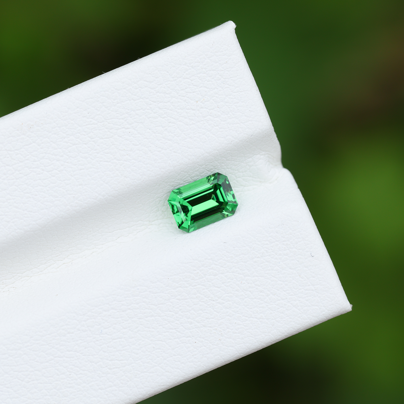 Tsavorite 0.88 ct
